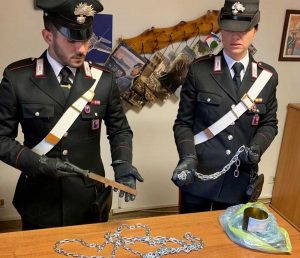 Ladispoli - La catena usata dal padre per sequestrare il figlio
