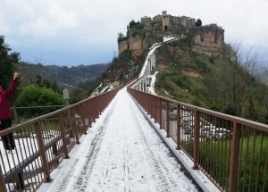 Spettacolare grandinata a Civita di Bagnoregio