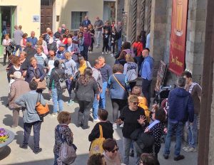 Bolsena - Turisti in centro il 25 aprile