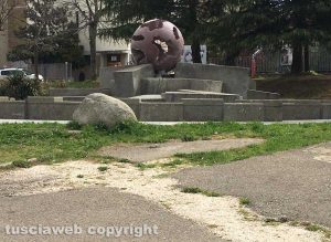 Viterbo - La fontana a sfera