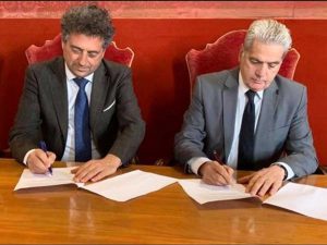 La firma dell'accordo tra i sindaci Germani e Arena