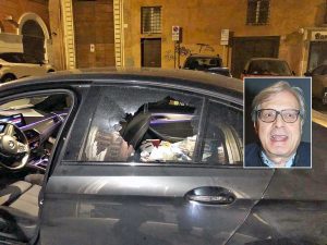 Roma - Danneggiata l'auto di Vittorio Sgarbi