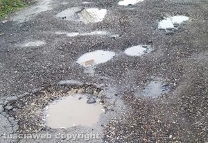 Civita Castellana - Buche su strada Sassacci