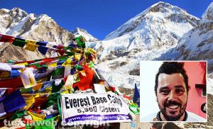 Il campo base Everest e nel riquadro Cristiano Sabatini