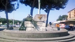 Viterbo - Lucidato lo stemma del Monumento nazionale dedicato al paracadutista d'Italia