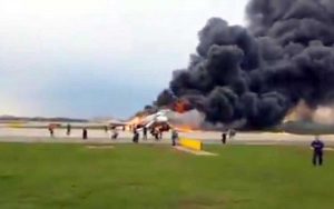 Mosca - Aereo in fiamme, 41 morti