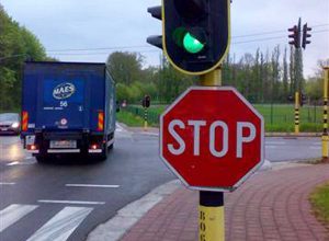 Incrocio - Un segnale stradale di "stop"
