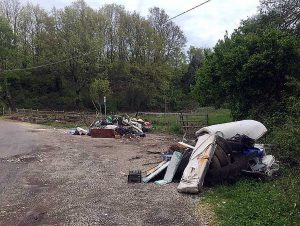Rifiuti abbandonati a Fiescoli
