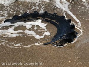 Un copertone in mare