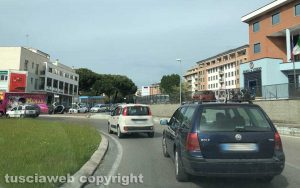Viterbo - Traffico in tilt alla rotatoria dell'Ipercoop