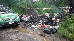 Viterbo - I rifiuti abbandonati e bruciati in strada Riello