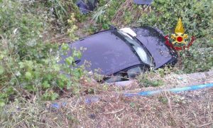 Capalbio - L'auto finita in un canale agricolo