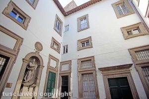 Viterbo - Palazzo Brugiotti