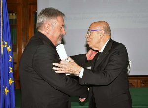 Viterbo - La consegna dell'onorificenza a Pietro Bevilacqua