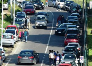Le auto in sosta in via Campo scolastico