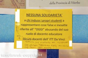 Viterbo - Il cartello di alcuni insegnanti contro Rosa Maria Dell'Aria