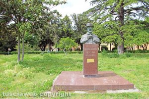 Viterbo - Pratogiardino - Il monumento a Cesare Dobici