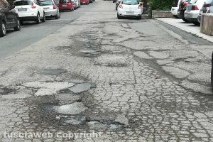Viterbo - Buche in via Monte Amiata