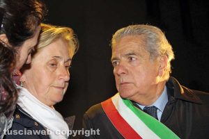 Omicidio in via San Luca - La moglie di Norveo Fedeli, Maria Chiara, con il sindaco Giovanni Arena