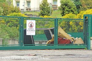 Viterbo - Rifiuti dentro l'ex ecocentro del Riello