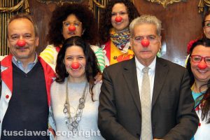 Viterbo - Il sindaco Giovanni Arena col naso rosso