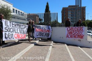 La protesta di fronte al tribunale per le Masse di San Sisto