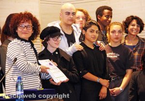 Viterbo - Luigia Melaragni premia i vincitori del concorso Forme e colori
