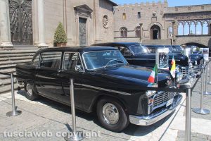 Viterbo - Le auto dei papi in mostra a piazza San Lorenzo