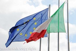 Bandiere italiana e dell'Unione europea
