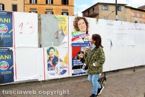 Viterbo - Piazza della Rocca - Manifesti elettorali