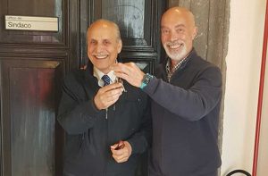 Gradoli - Luigi Buzzi consegna le chiavi ad Attilio Mancini