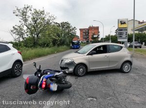 Viterbo - Scontro auto-scooter sulla Tangenziale ovest
