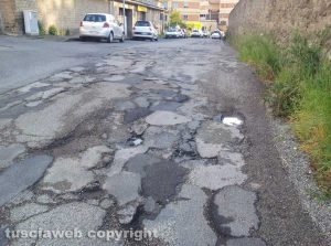 Viterbo - Via I Maggio - Buche e asfalto rovinato