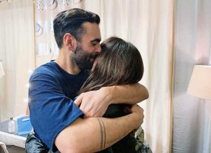 Marco Mengoni abbraccia la madre Nadia Ferrari