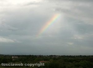 Viterbo - L'arcobaleno squarcia le nuvole