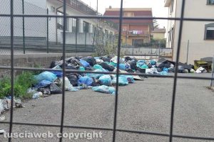 Viterbo - L'immondizia in via Arturo Bianchini