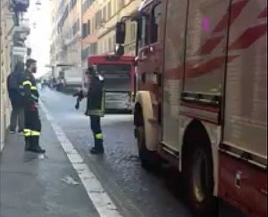 Roma - Bus in fiamme a via Sistina