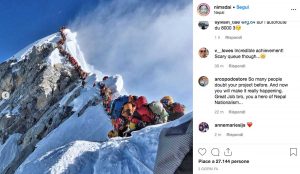 La foto dell'Everest affollato di Nirmal Purja
