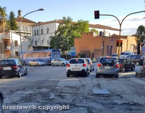 Viterbo - Il manto dissestato in via santa Maria della Grotticella