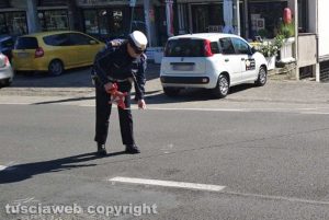 Viterbo - Incidente in via Garbini - I rilievi della polizia locale