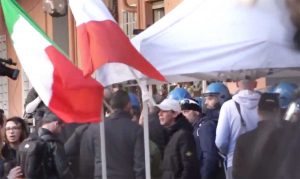 Roma - Scontri a Casal Bruciato per l'assegnazione di una casa a famiglia rom