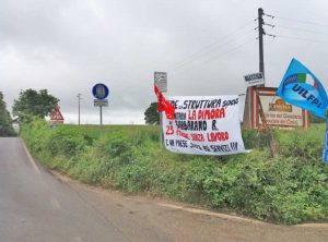 Lo striscione dei lavoratori della struttura "La Dimora"
