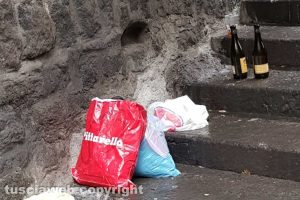 Viterbo - Bottiglie e rifiuti in via Vallepiatta