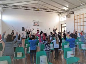 La street band "La Brincadeira" con gli alunni