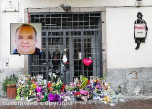 Omicidio in via San Luca - Fiori davanti al negozio del delitto - Nel riquadro: Norveo Fedeli