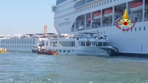 Venezia - Nave da crociera Msc urta un battello alla stazione