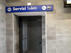 I bagni chiusi alla stazione di Tarquinia