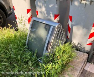 Viterbo - Tv abbandonata in via Genova