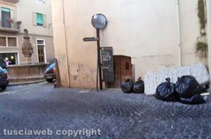 Viterbo - Rifiuti in via Mazzini