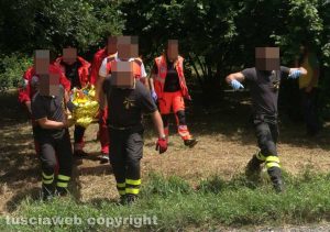 Soriano nel Cimino - I soccorritori dei vigili del fuoco e del 118